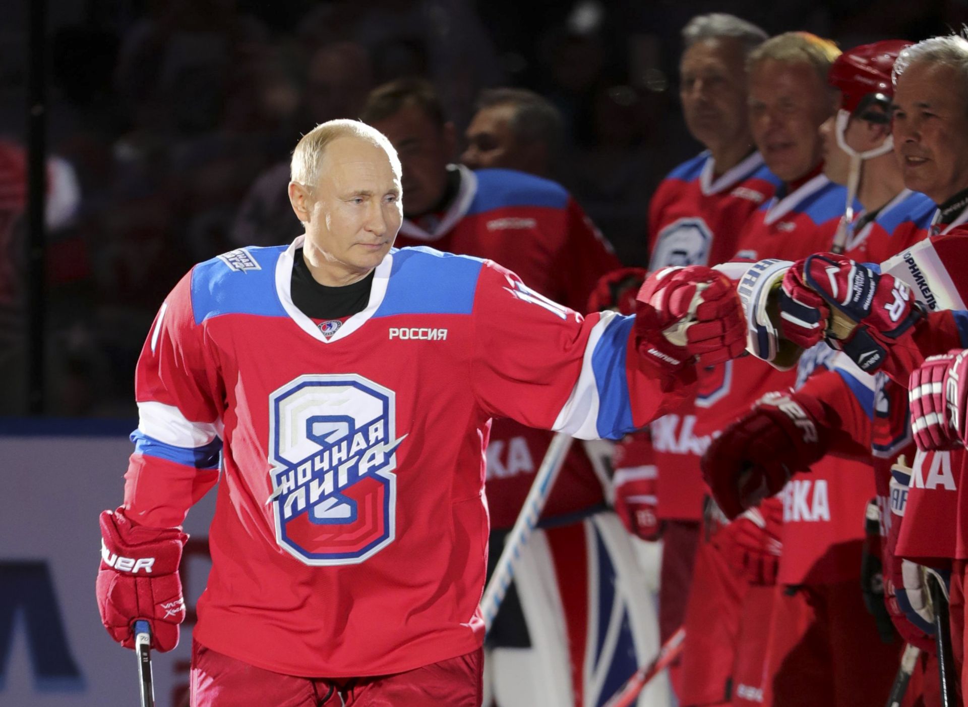 Руският президент Владимир Путин показа отлични способности на играч по хокей на лед и отбеляза осем попадения 