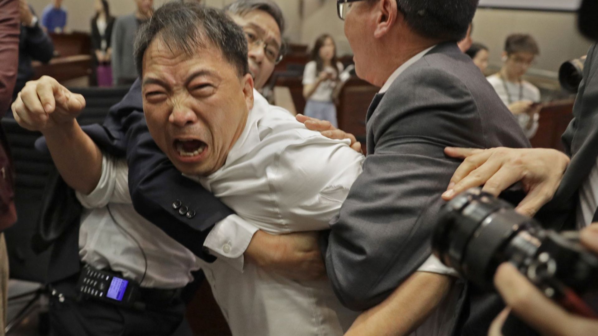 Най-малко четирима членове на законодателното събрание на Хонконг бяха ранени