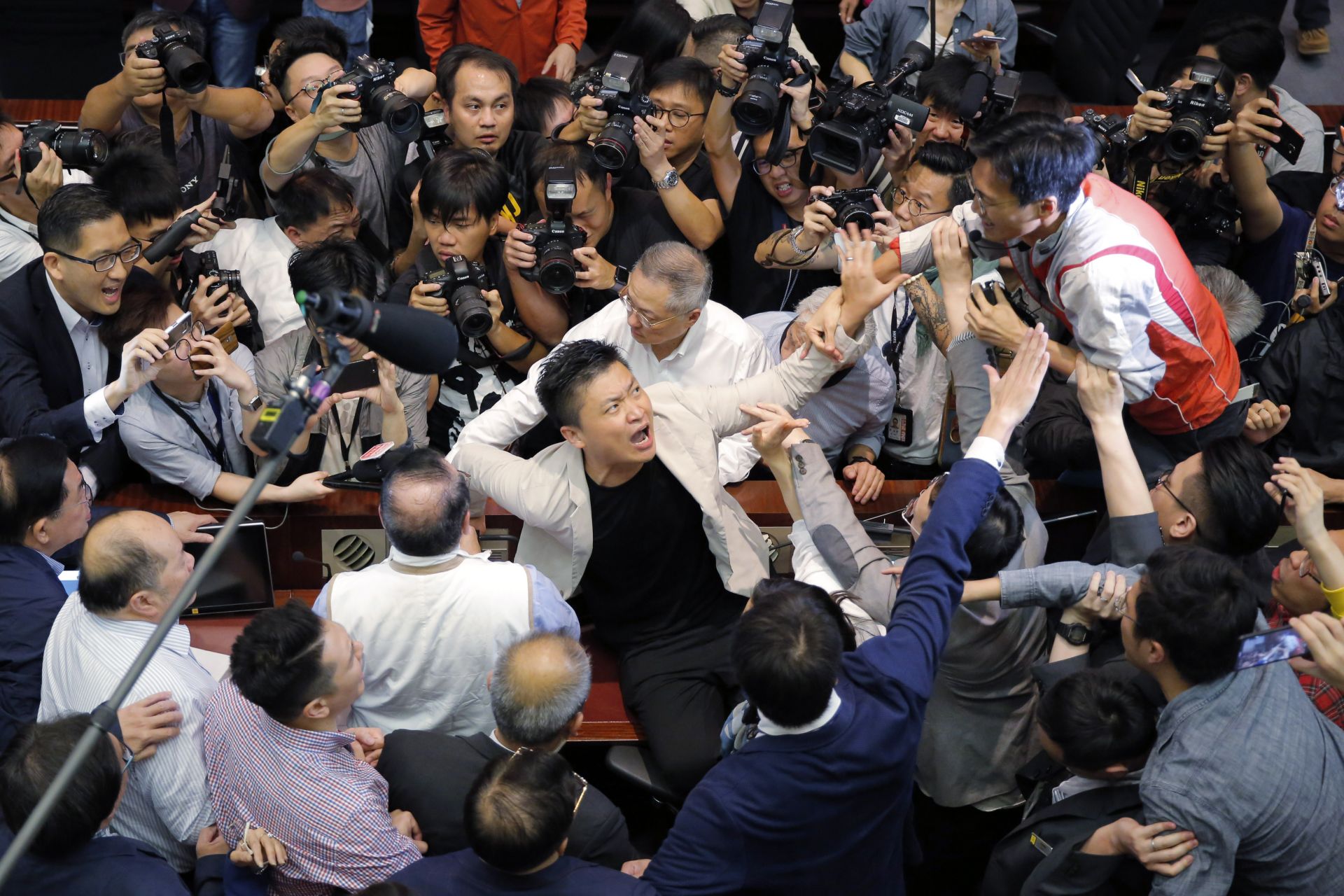 Бой в парламента в Хонконг