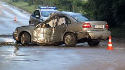 Двама тежко ранени след удар на кола в дърво (снимки)