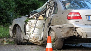 При огледа е установено че 30 годишният водач на Мерцедес който