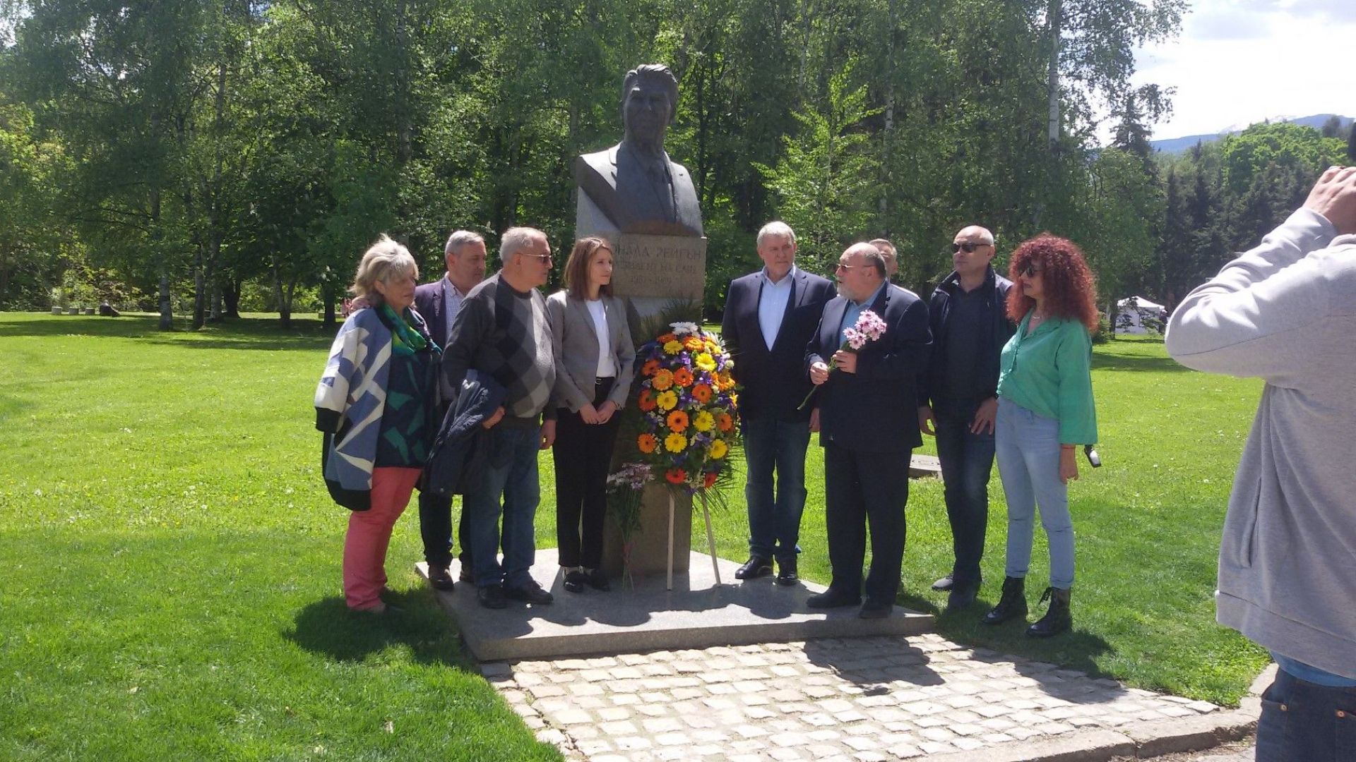 Преди две години в София беше открит паметник на американския