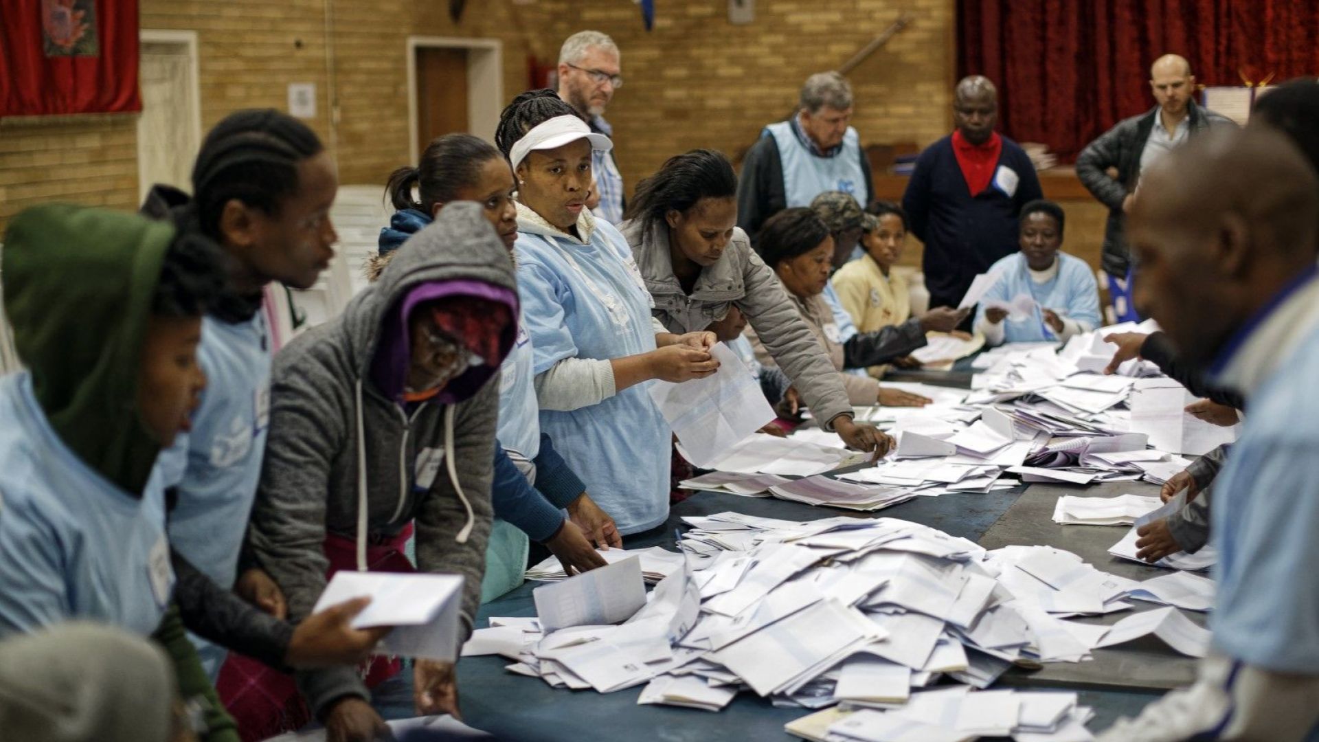 Управляващата в Южна Африка партия АНК печели изборите, но губи гласове