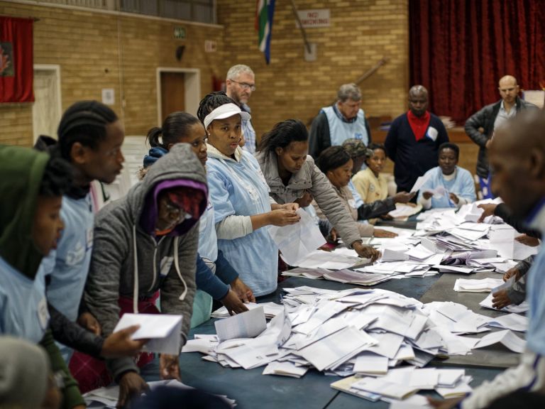Управляващата в Южна Африка партия АНК печели изборите, но губи ...