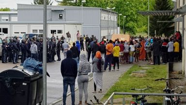 Мигранти нападнаха полицаи с камъни в германски център