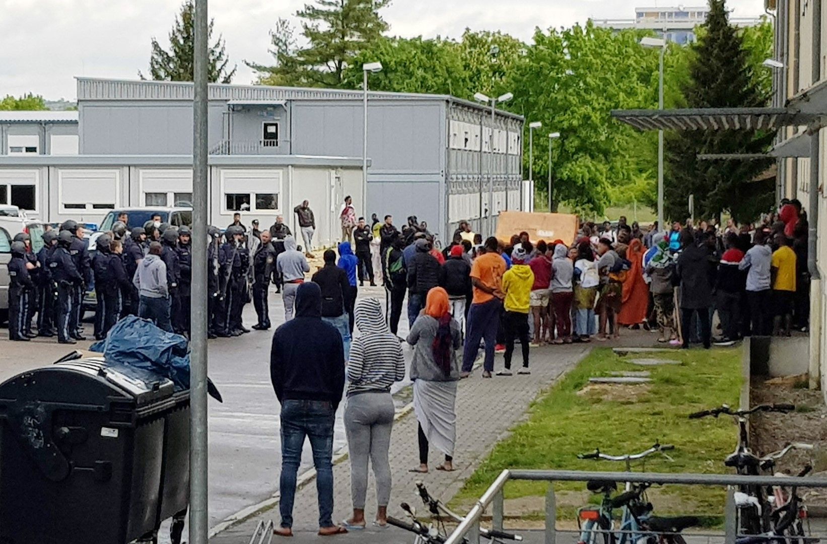 Мигранти в бежански център в Германия