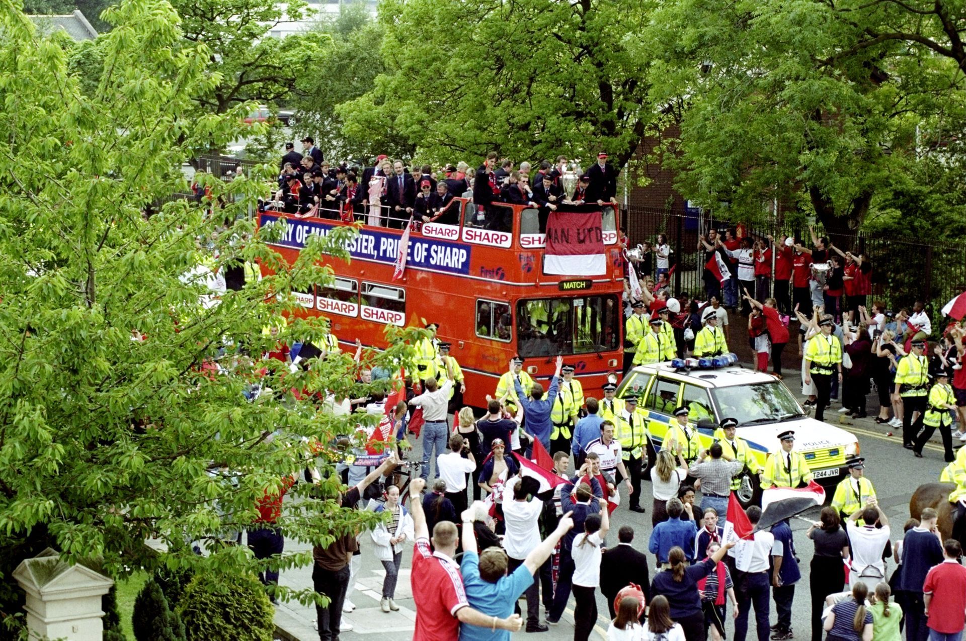 1999 г. - Парадът с трите трофея на шампионите, носители на Купата на ФА и победители в Шампионската лига - Манчестър Юнайтед