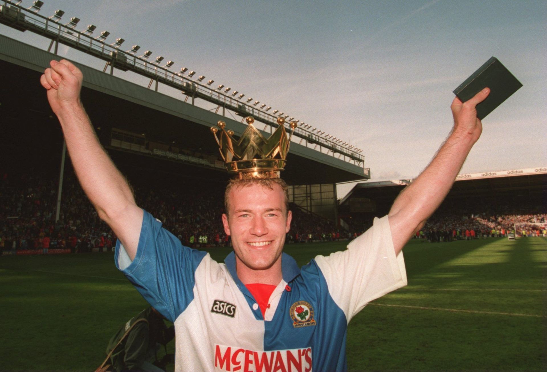 1995 г. - Въпреки загубата като гост от Ливърпул, Блекбърн и Алън Шиърър са шампиони - ремите на Юнайтед в Лондон ги оставя на първо място