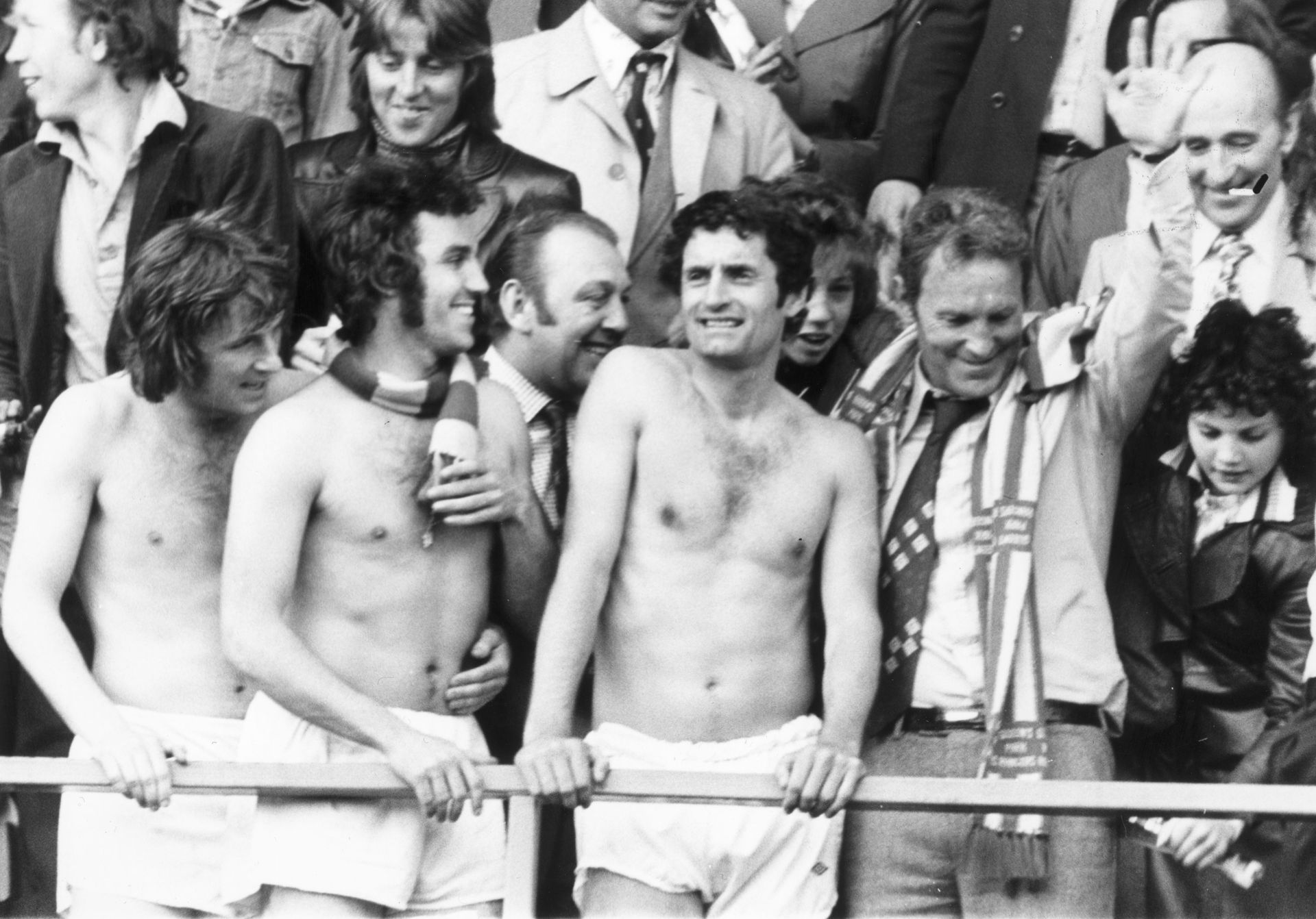 1976 г. - Играчите на Куинс Парк празнуват, но трябва да чакат 10 дни, за да станат шампиони