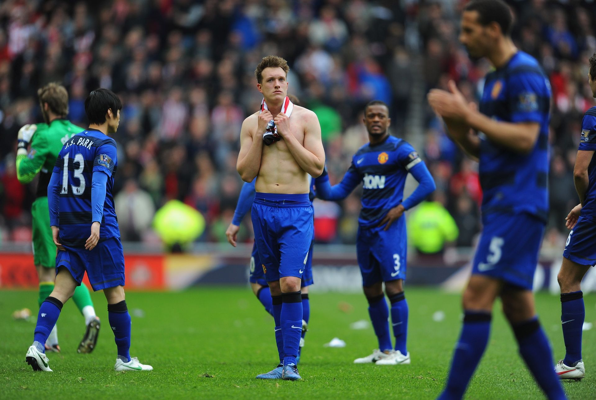 2012 г. - Играчите на Юнайтед не могат да повярват на новините по радиото - Сити е вкарал два гола в добавеното време и титлата им е "измъкната"