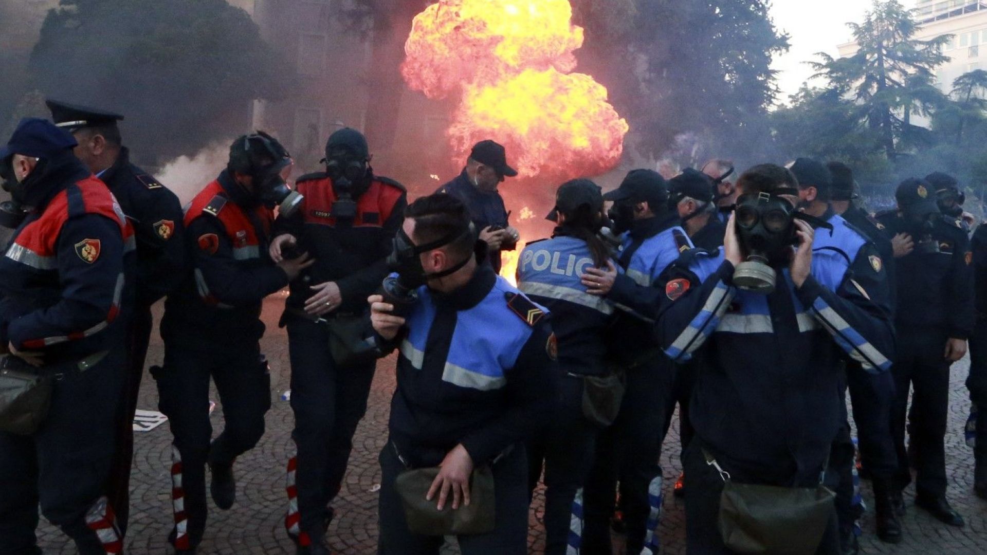 Дясноцентристката опозиция в Албания реши да продължи протестите призовавайки за