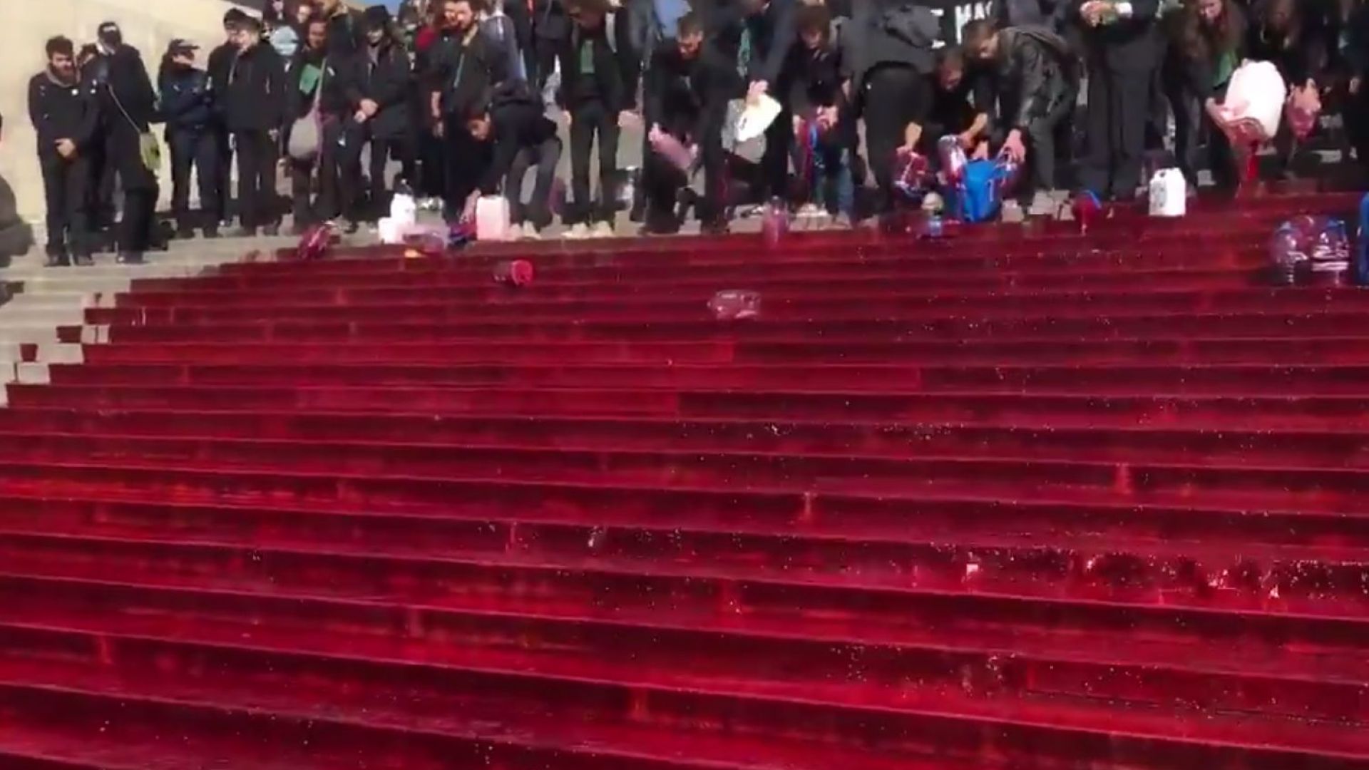 Френски радикални екоактивисти днес организираха акция в Париж чиято цел