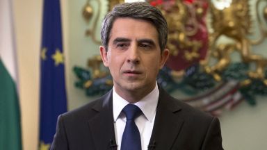 Президентът не спазва куп закони и Конституцията на държавата и