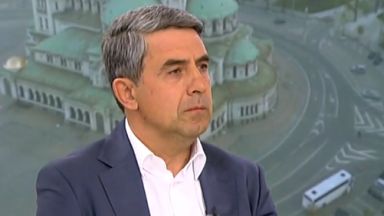 Президентът Радев нарушава Конституцията Денонощно се хули държавата от 4