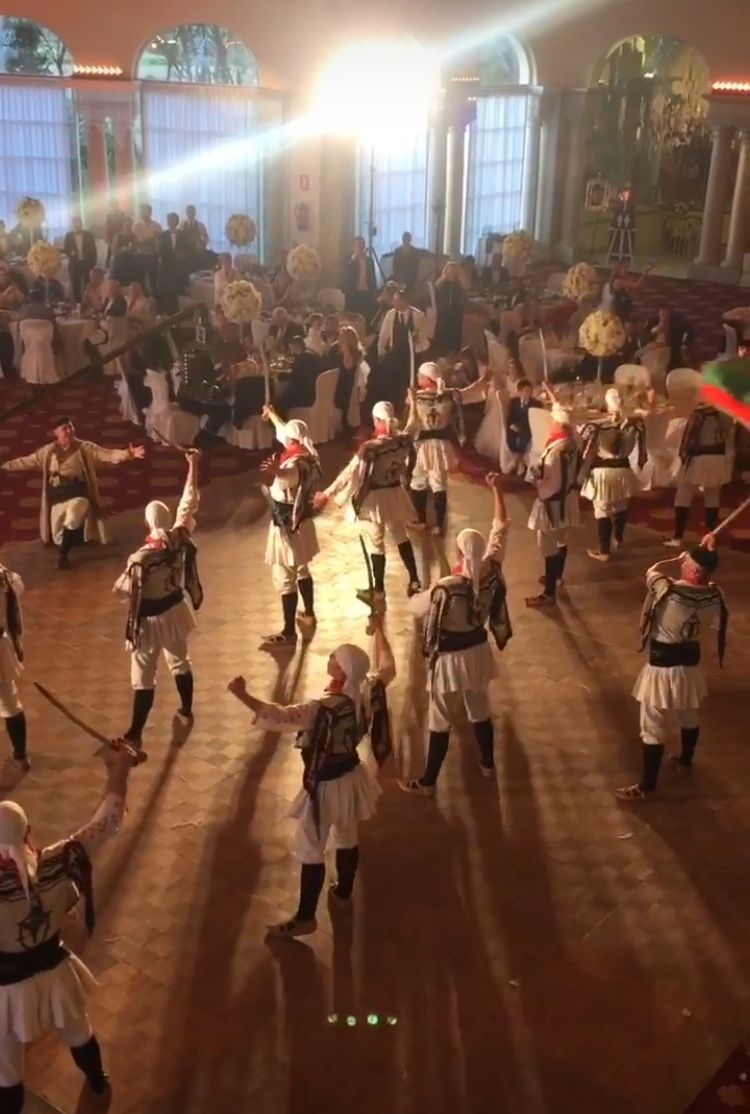 Български фолклор смая чуждестранните гости в балната зала