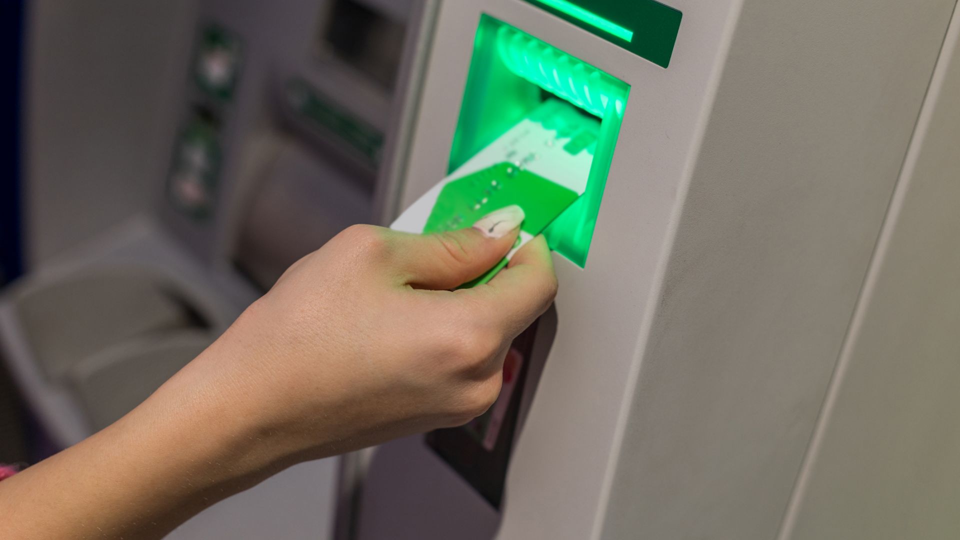 Полицията в Русе разследва посегателства над два банкомата в града