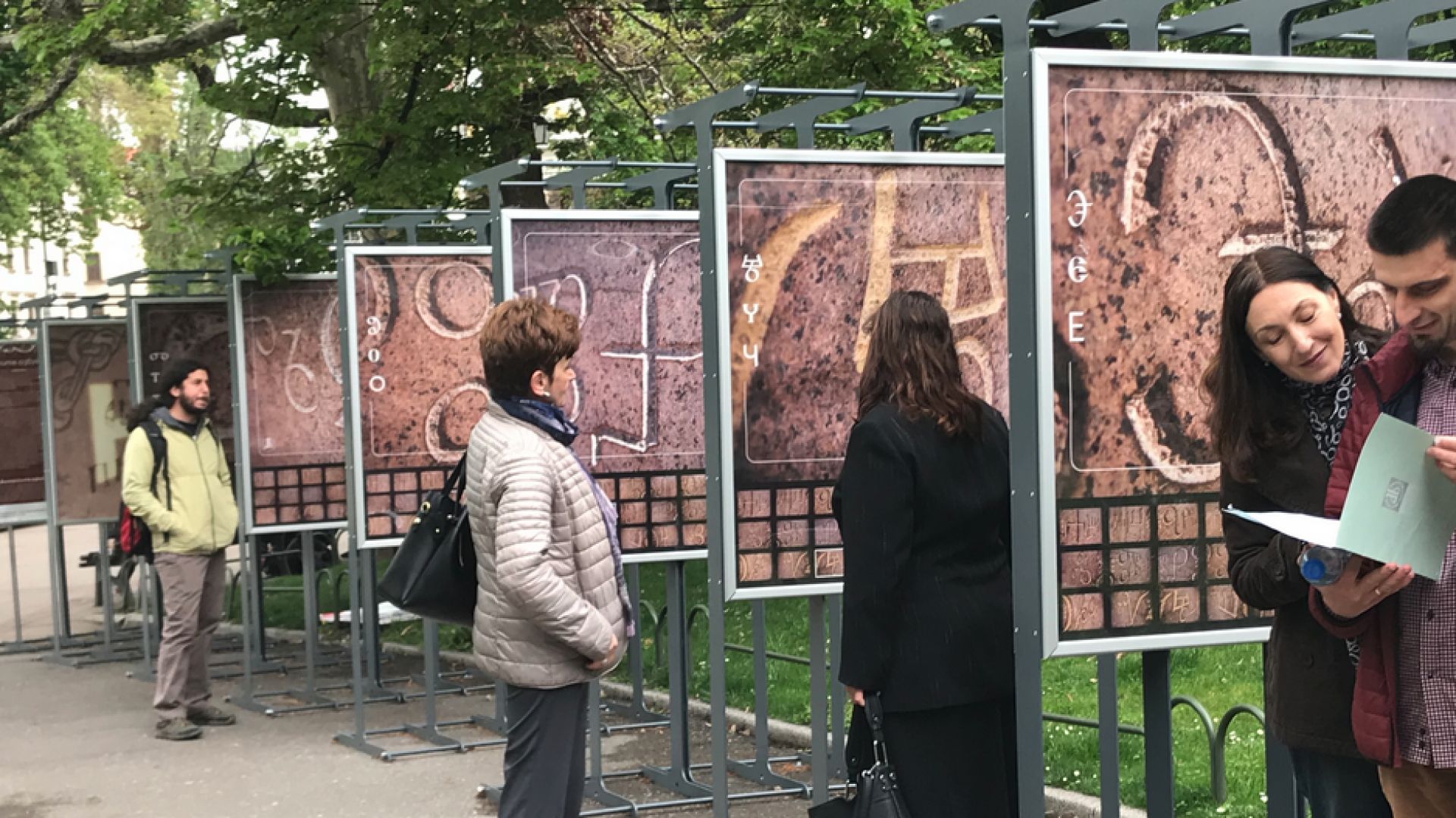 Глаголически букви изписват думите българския дух вечен в изложбата Българските