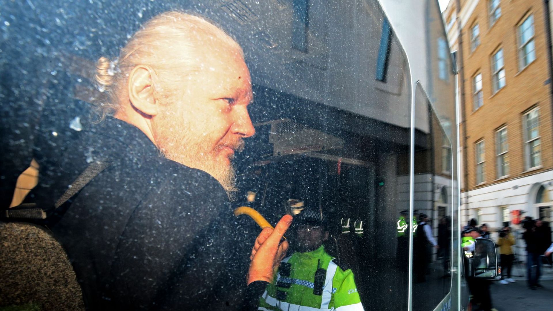 Възобновява се предварителното разследване за изнасилване срещу основателя на Уикилийкс