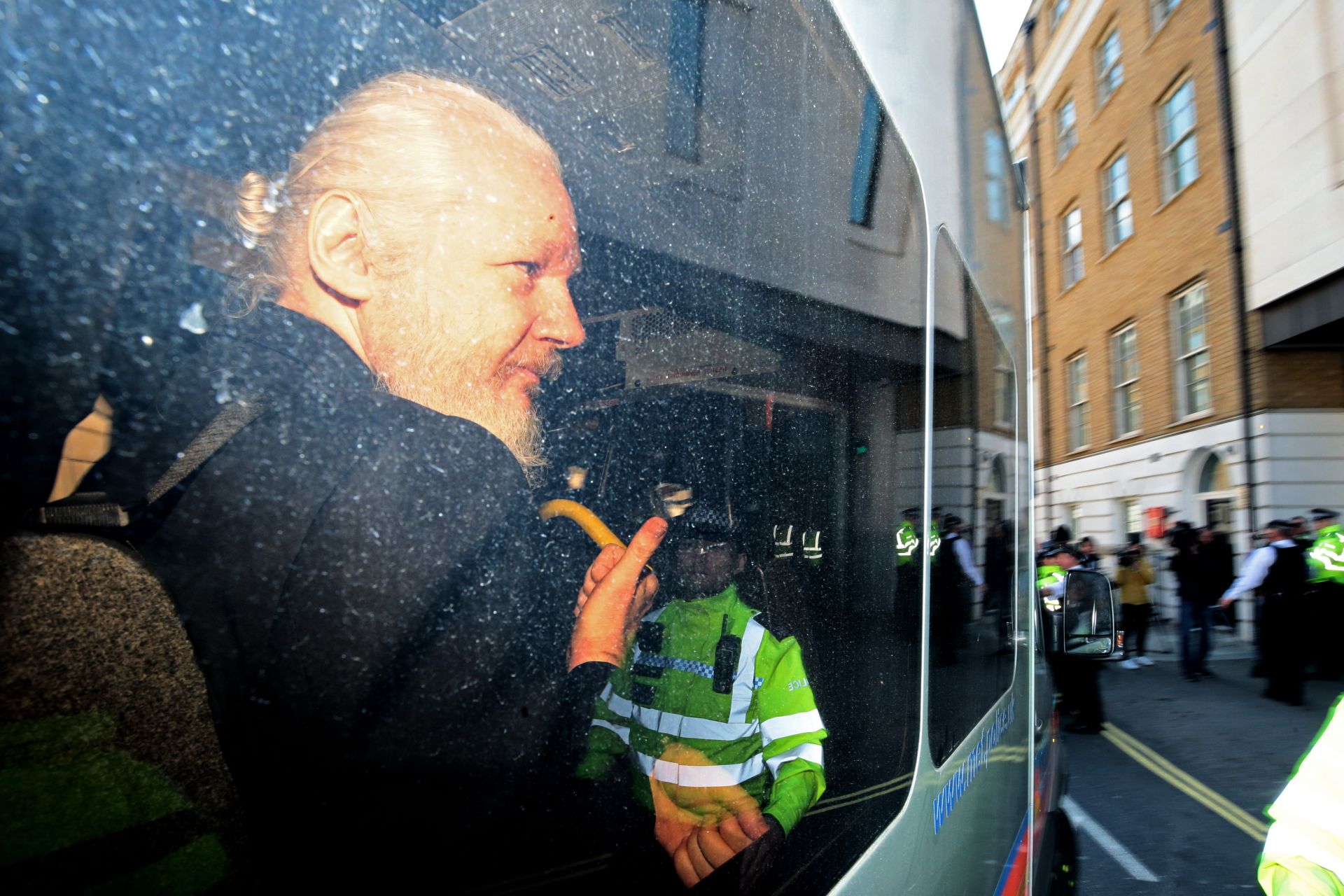 Когато излезе от посолството на Еквадор в Лондон, основателят на Уикилийкс беше неузнаваем