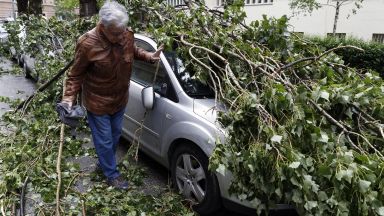  Ураган удари Хърватия, отвя автомобил в морето 