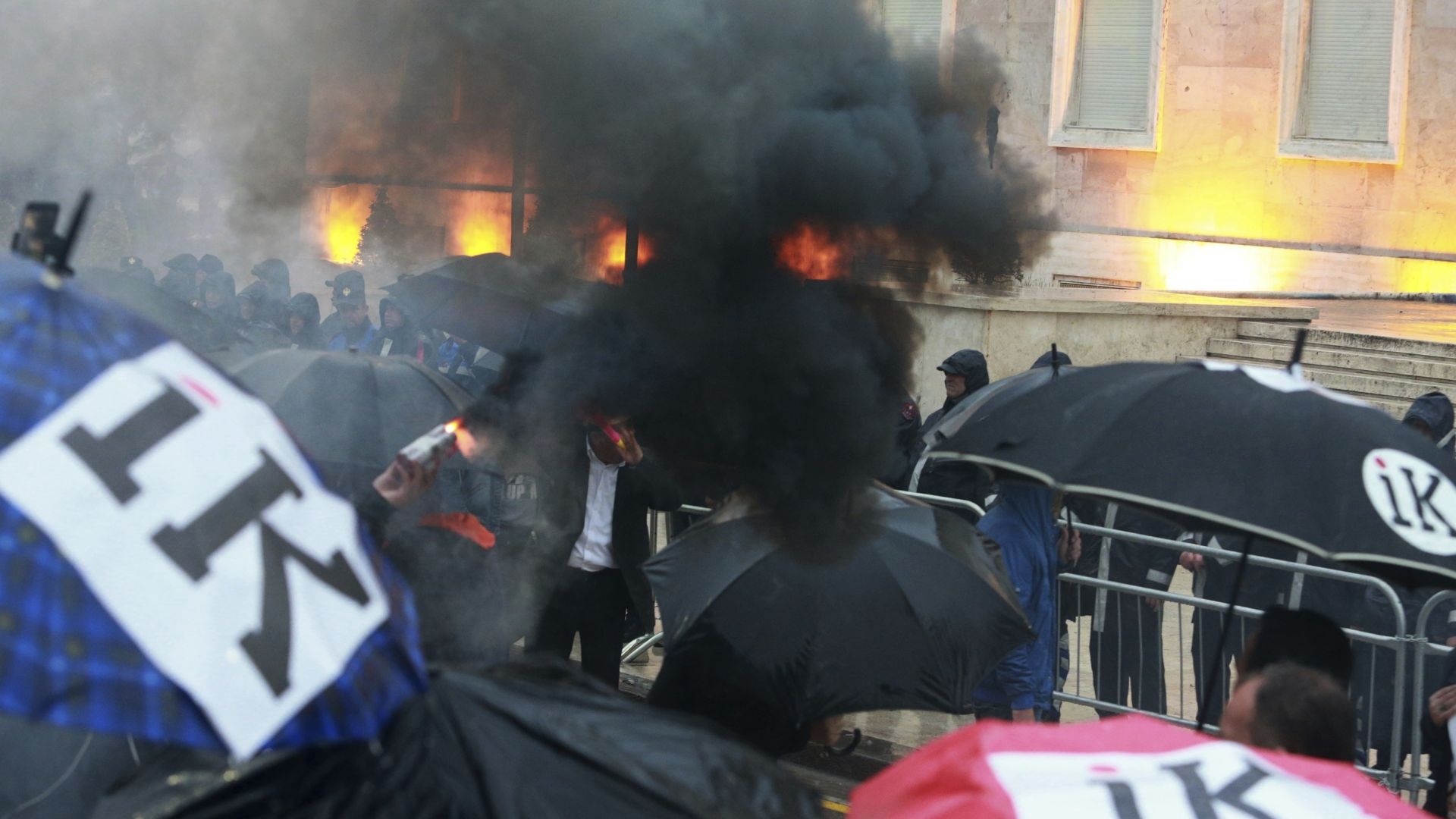Все по-бурни протести на опозицията в Тирана: Хвърлиха запалителни бомби (снимки)