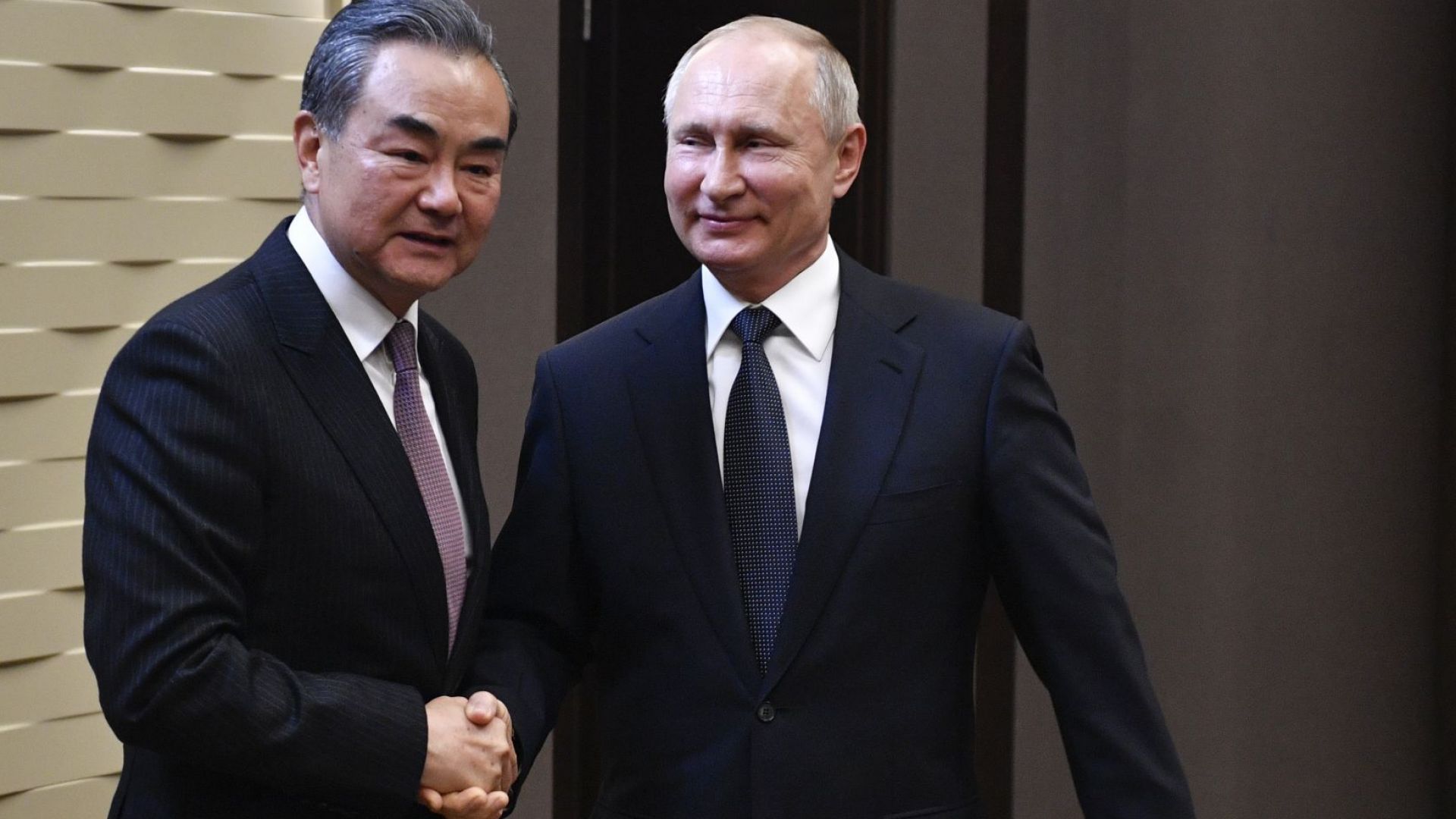 Външните министри на Русия и Китай Сергей Лавров и Ван