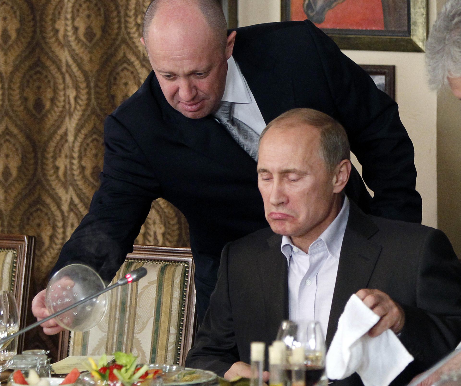 2011 година - Пригожин сервира на тогавашния руски премиер Владимир Путин в ресторанта си в Москва
