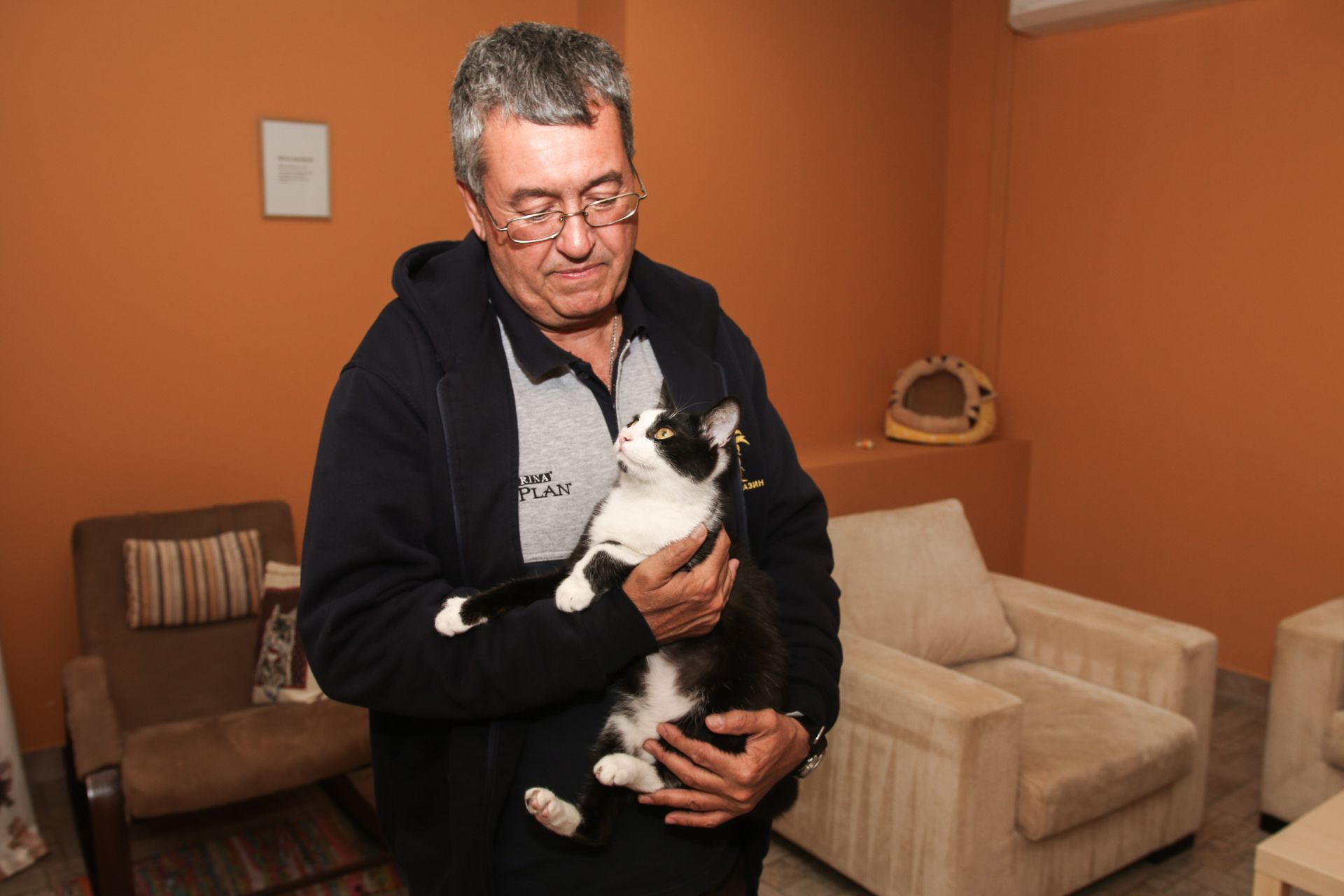 Асен Асенов толкова обича котки, че занесе на обитателите на близката Коткотека специална храна за подарък