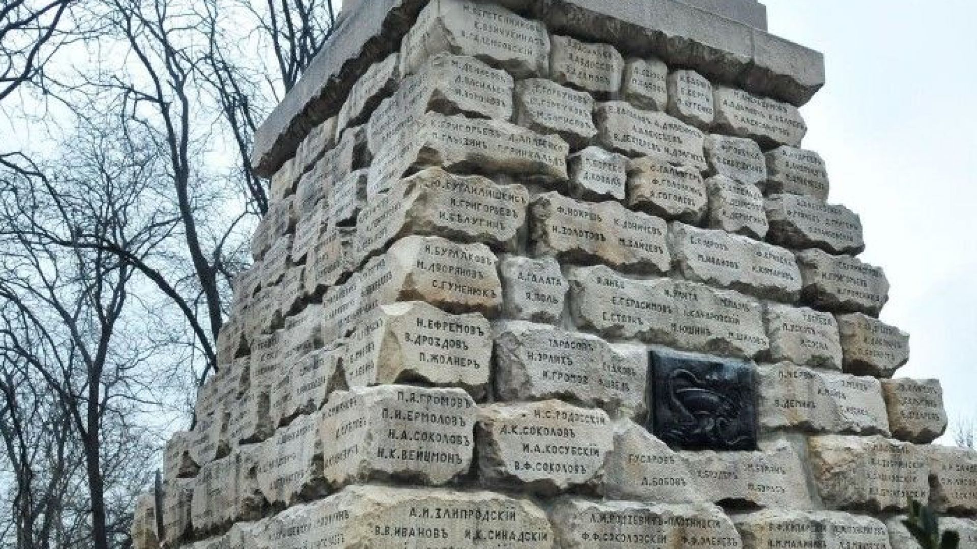 Почистването на една от знаковите забележителности в София Докторския паметник