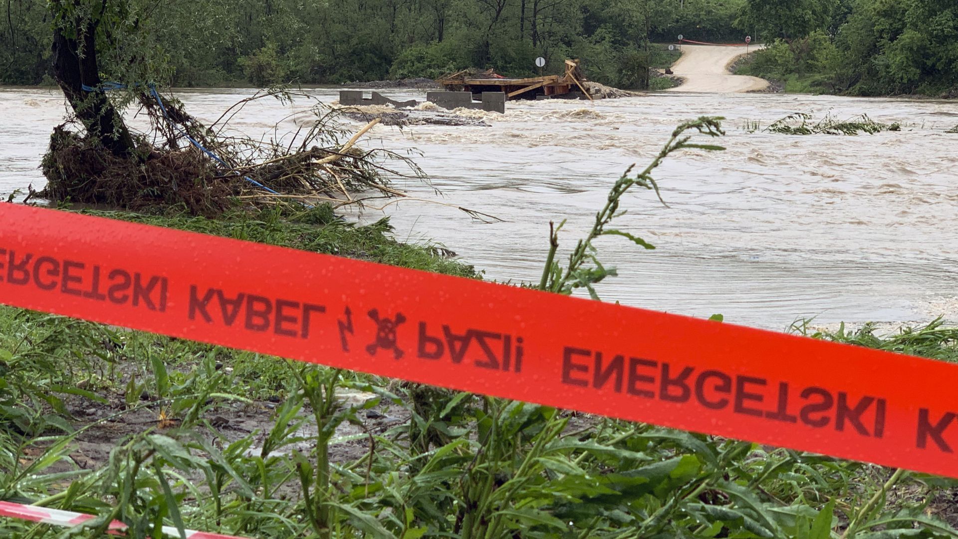 Спасители издирват шестгодишно момче което паднало в придошла река край