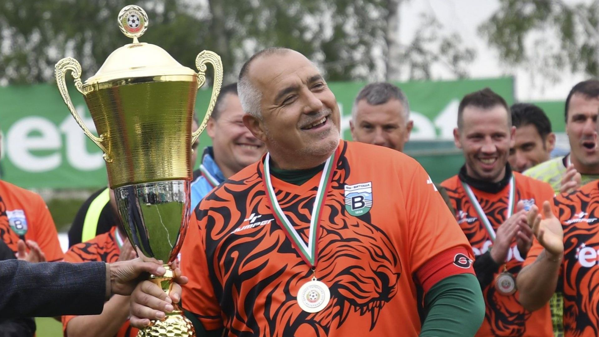 Премиерът Борисов поведе "тигрите" в шампионски мач срещу Лудогорец (снимки)