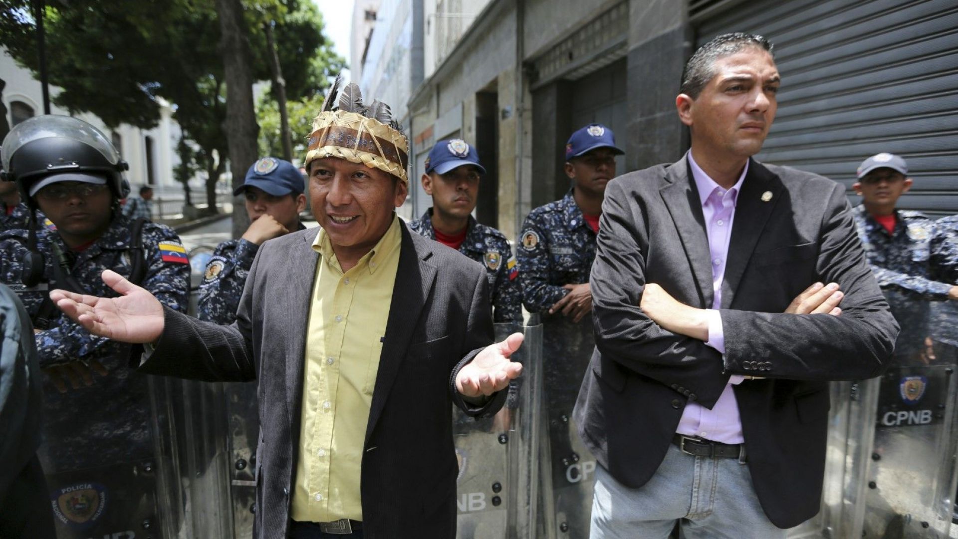 Венецуелските сили за сигурност блокираха контролирания от опозицията парламент предаде