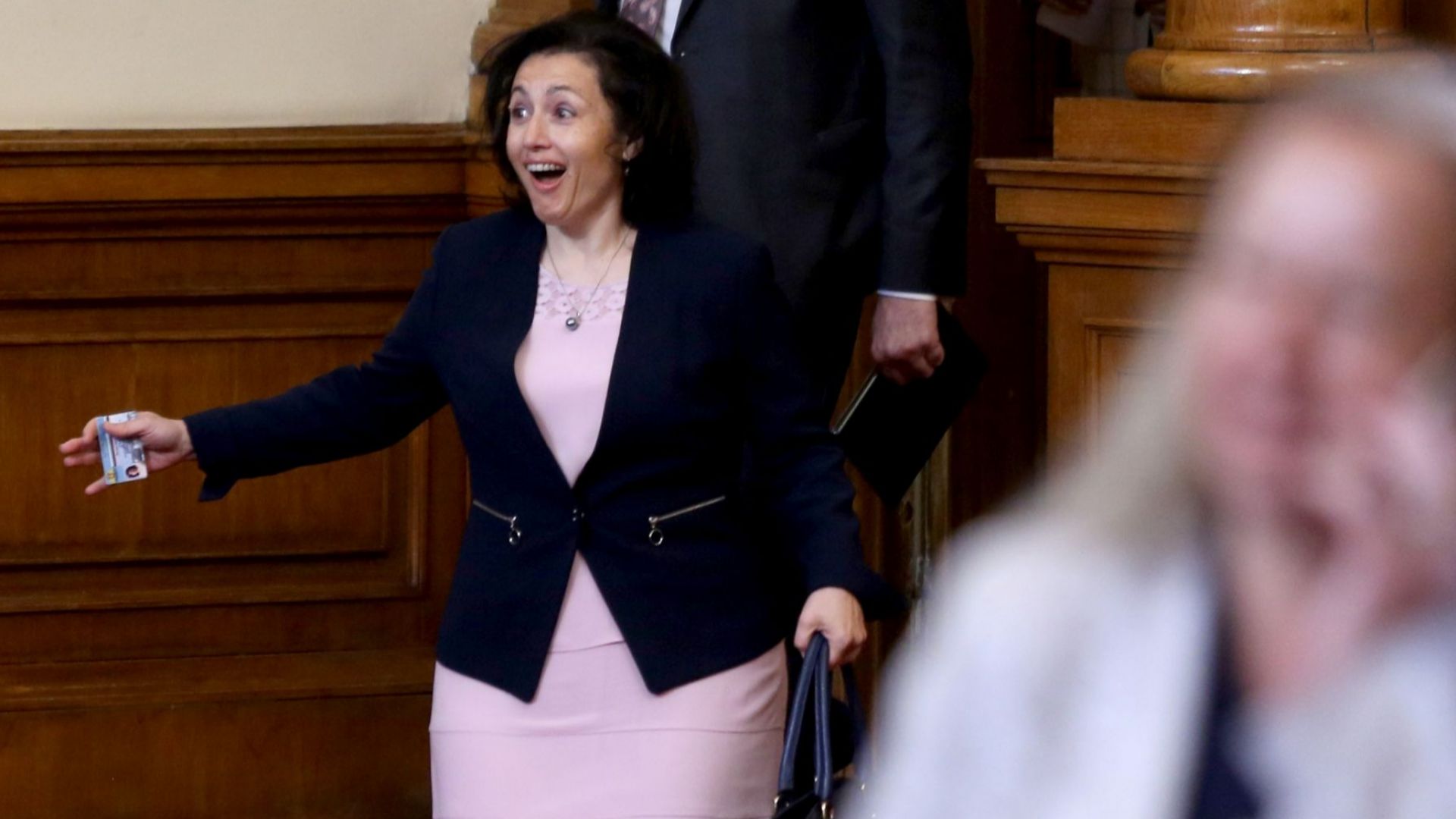 Парламентът прие със 121 гласа за и 5 против оставката