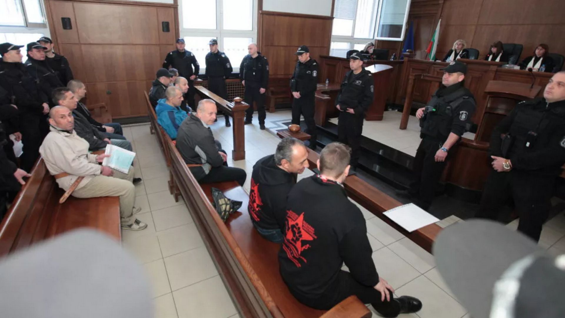 15 затворници повечето с доживотни присъди спечелиха делото за това