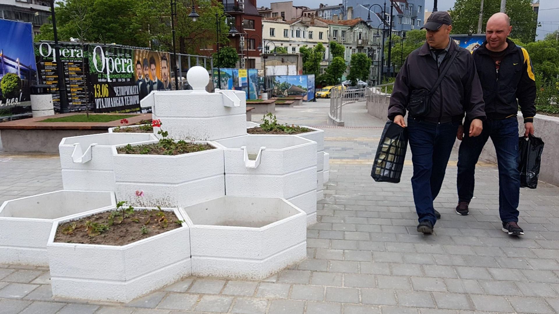 Нова зона за отдих е изградена до Юнашкия салон Тя