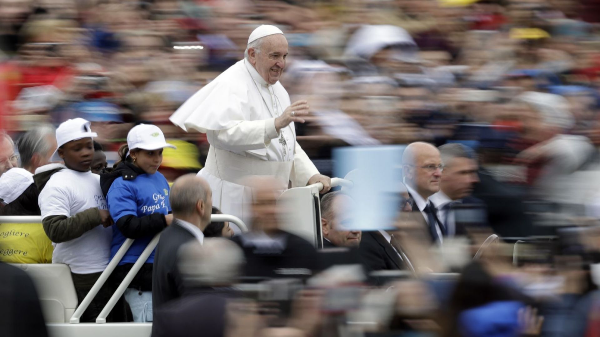 Папа Франциск разходи със своя т нар папомобил осем деца