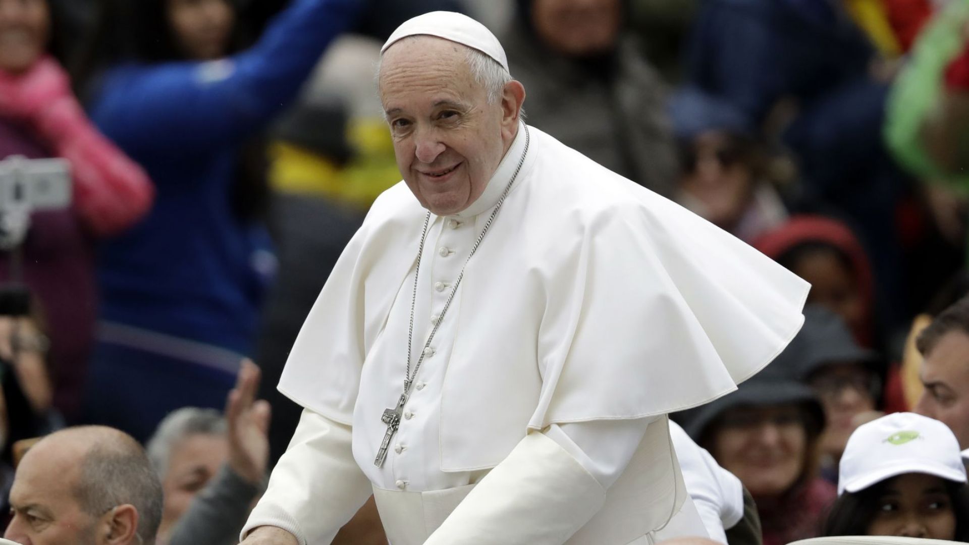 Унгарски сладкар поднася "Хапка от рая" на папа Франциск