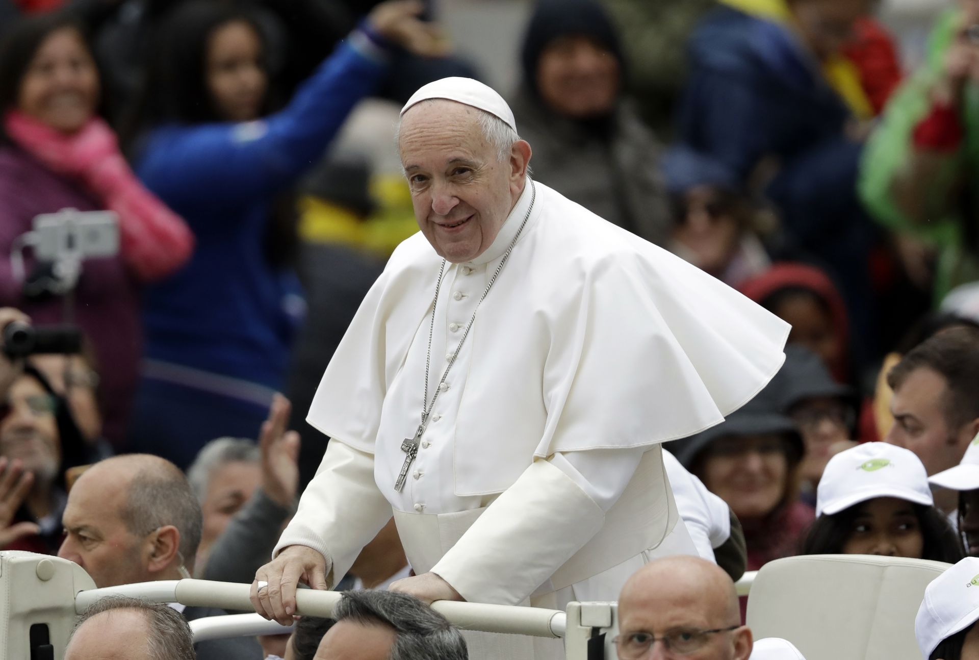 Папата получи огромен транспарант от мигрантите под формата на сърце