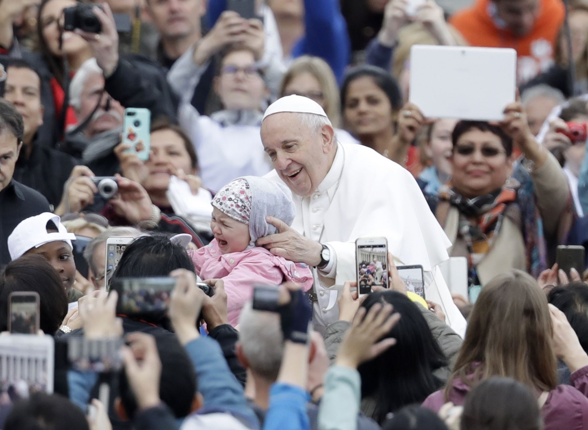 Папа Франциск благослови събралите се на площада чужденци 
