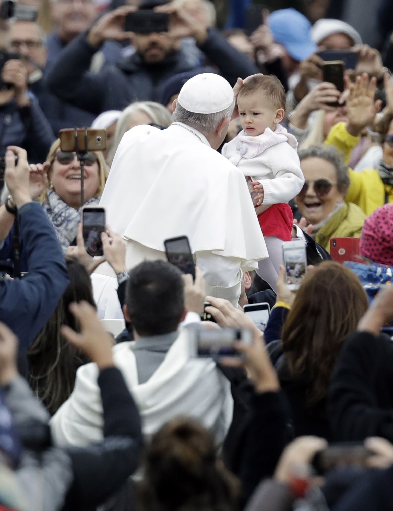 Папате се превърна в атракция за малчуганите, които не спираха да го снимат