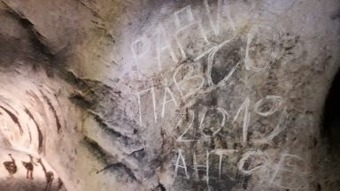 Вандали съсипаха хилядолетни рисунки в пещера "Магура"