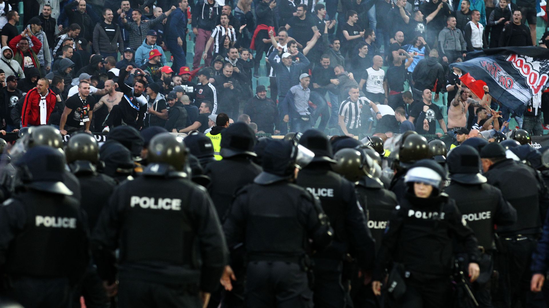Масови арести на футболни фенове след меле в центъра на София