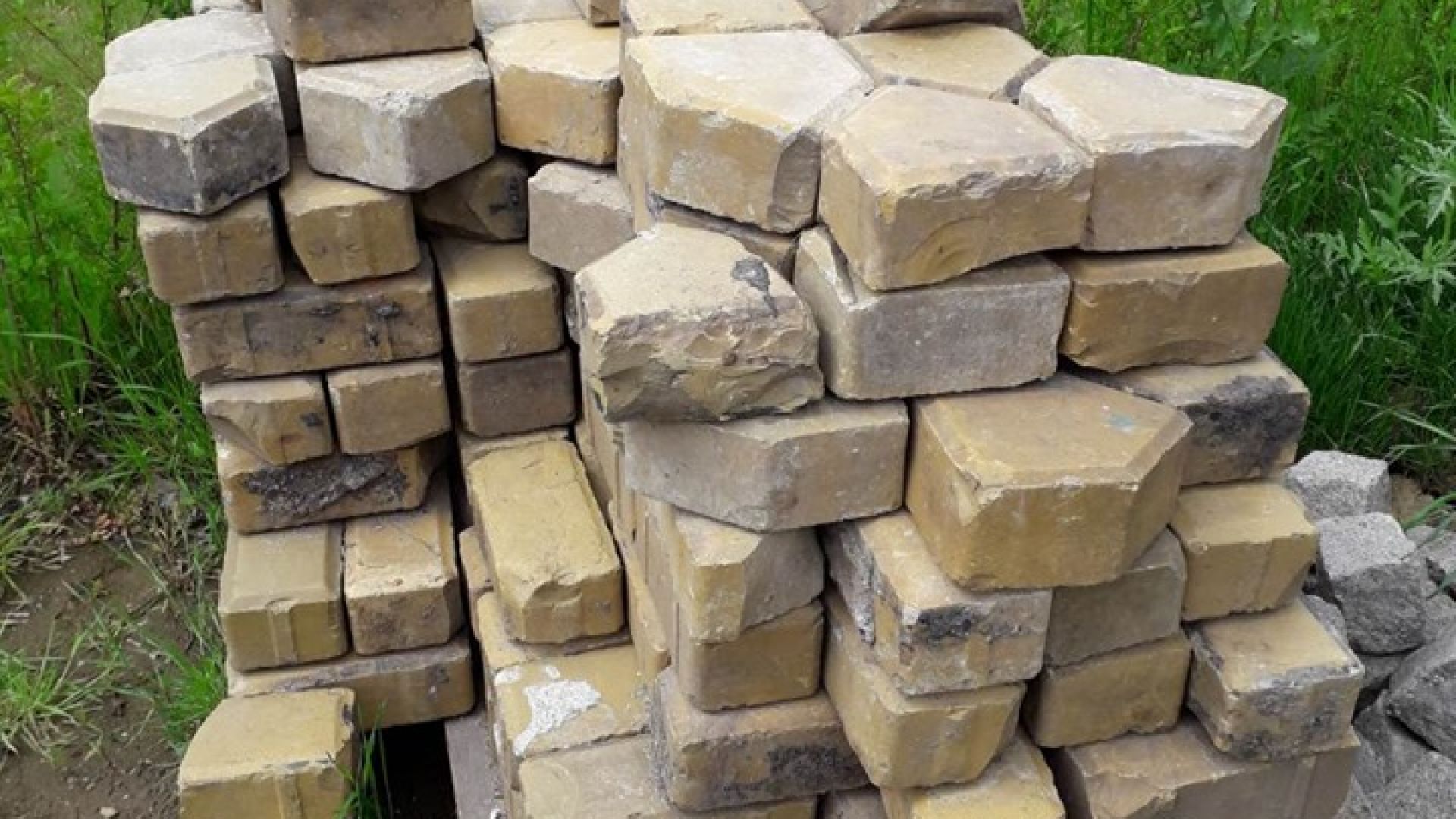 Столичанка откри около 6 кв метра жълти павета в двора