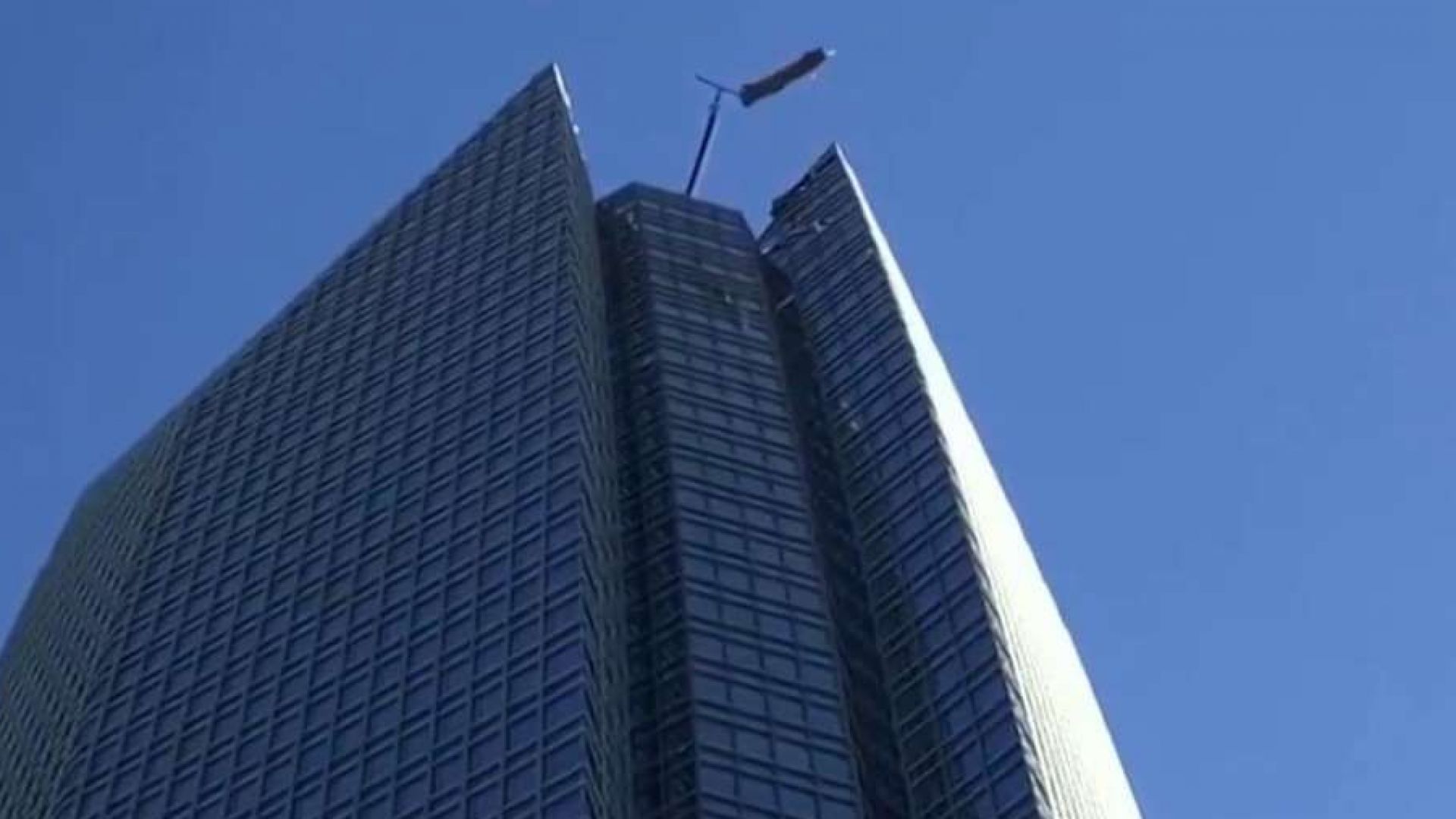 Двама миячи на прозорци едва не загубиха живота си в