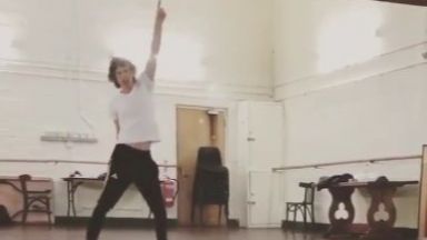 Мик Джагър се раздвижва с танци след операцията (видео)