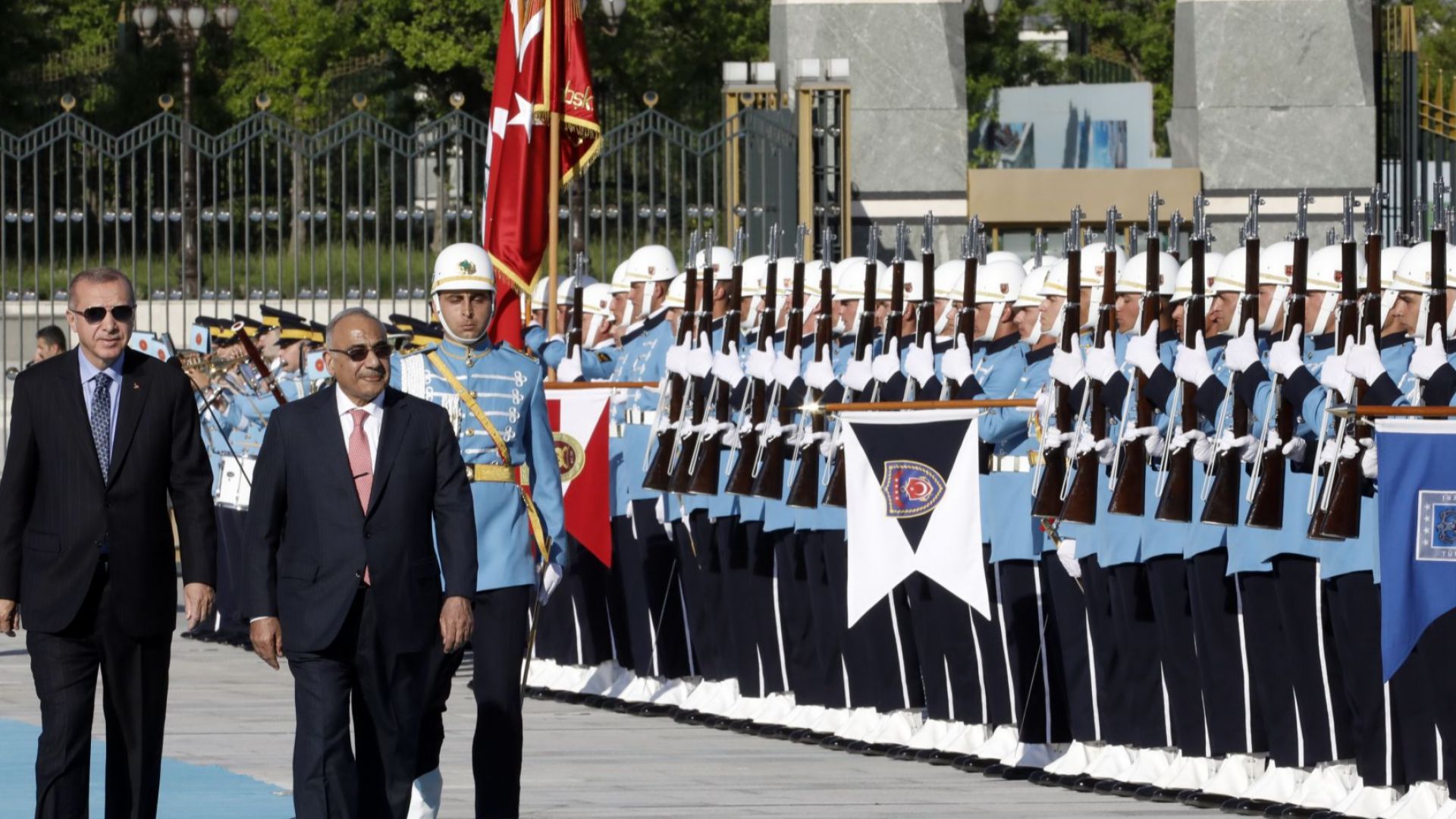 С 21 топовни залпа Анкара приветства иракският премиер Адел Абдел
