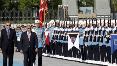 Анкара приветства иракския премиер с 21 топовни залпа