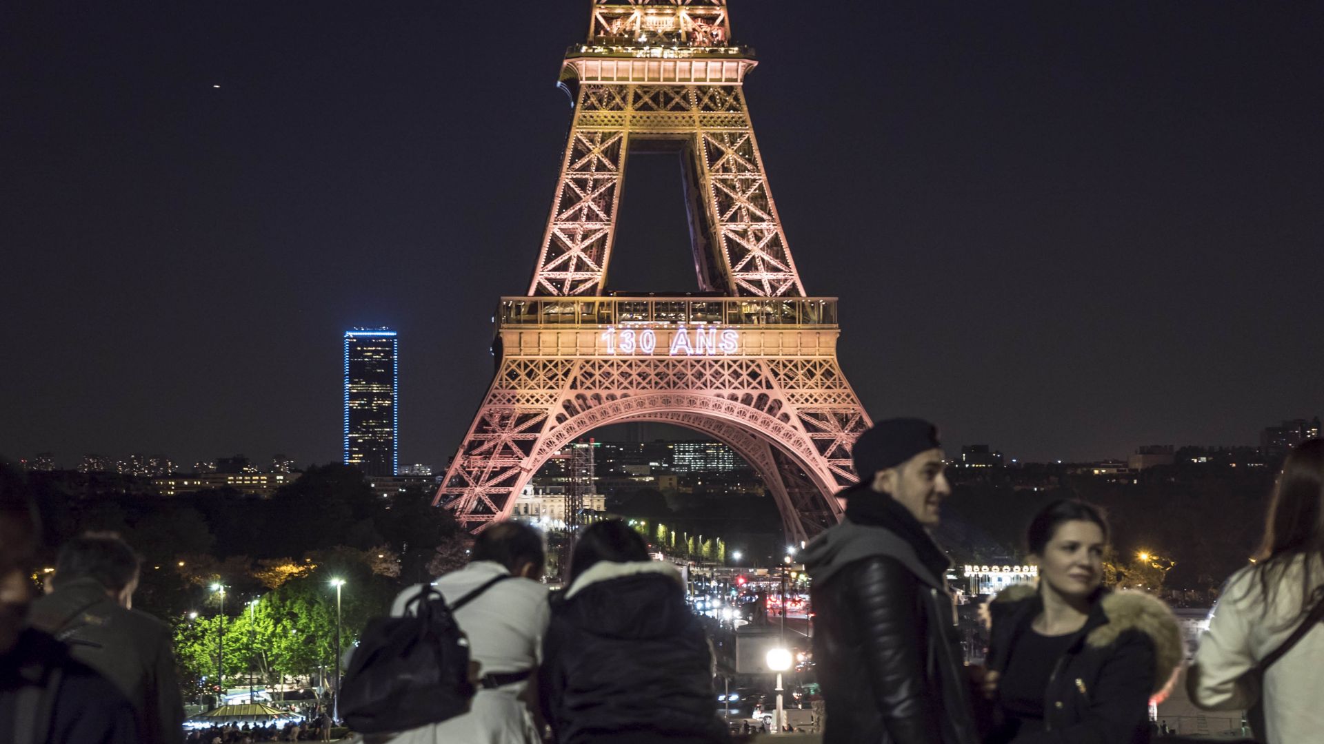 Париж отпразнува 130 г. на Айфеловата кула с голямо светлинно шоу (снимки и видео)