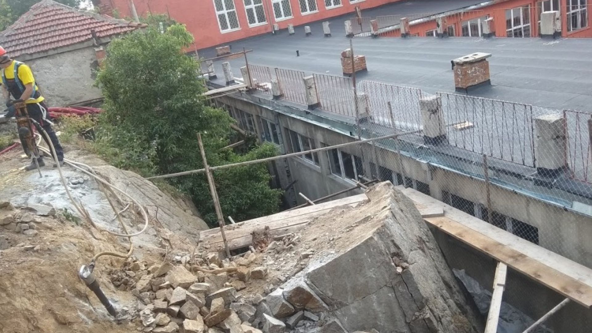 60-тонна скала надвисна над училище (снимки и видео)