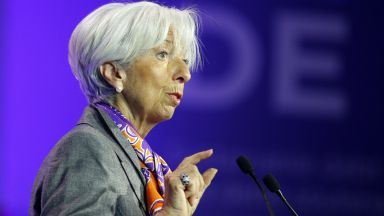 МВФ прогнозира забавяне на растежа, но не и рецесия